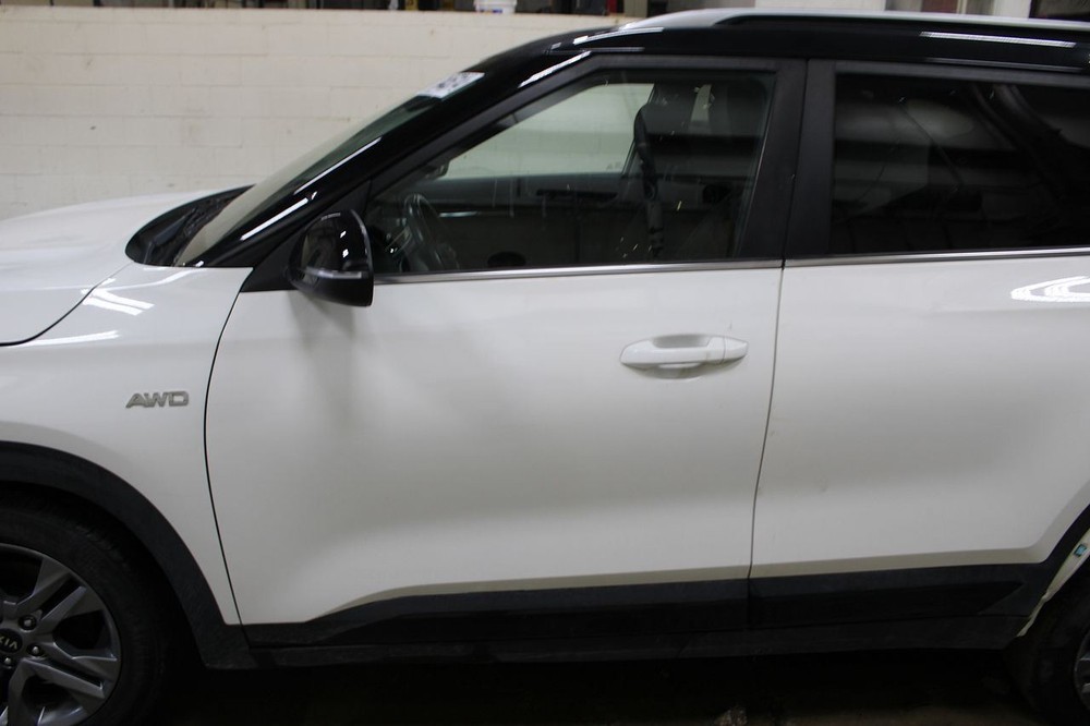 21 SELTOS Driver Front Door Black Belt Tint Glass Moulding 2956341