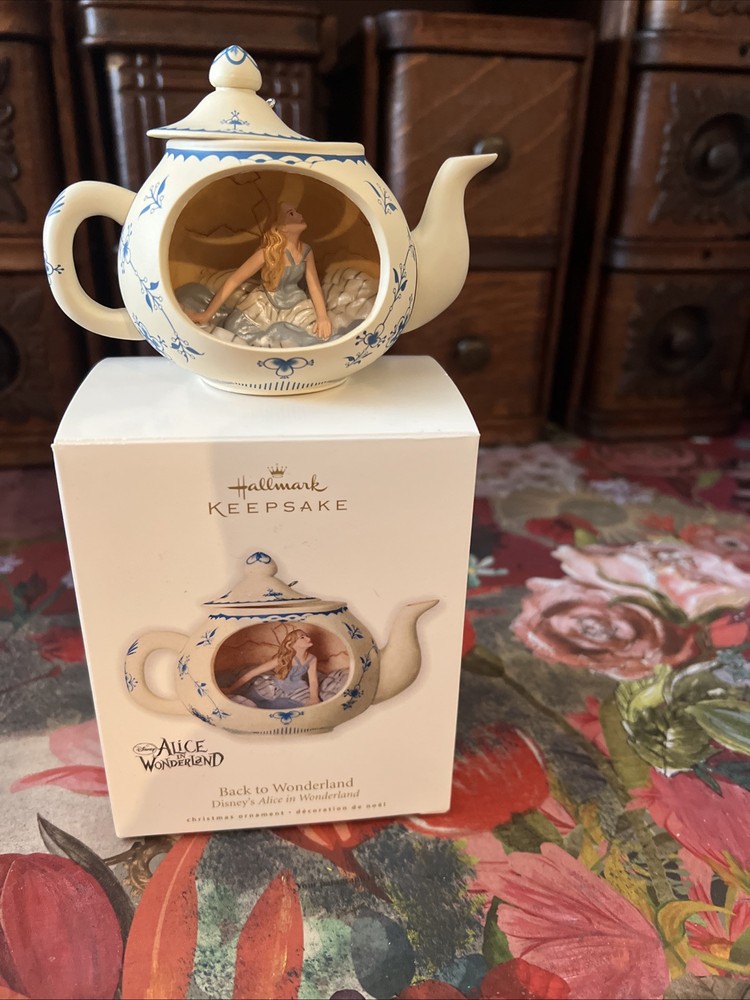 2010 Disney Alice in Wonderland Back to Wonderland Hallmark Keepsake Ornament