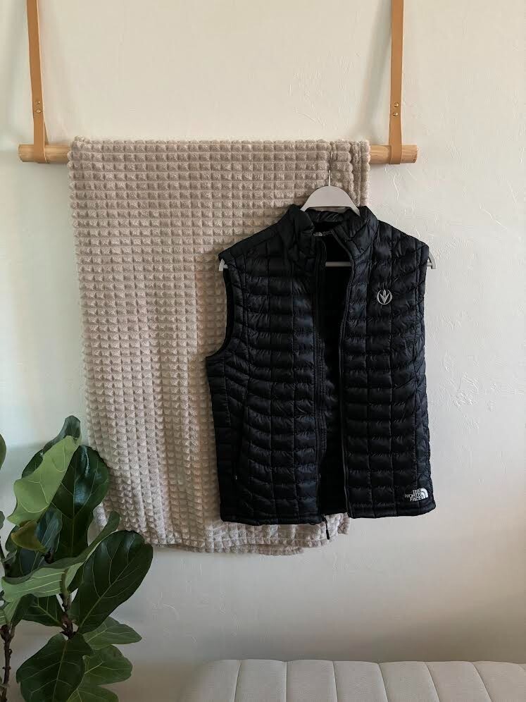 Men's Black Sleeveless Puffer Vest with Zip Pockets - The North Face Size Small