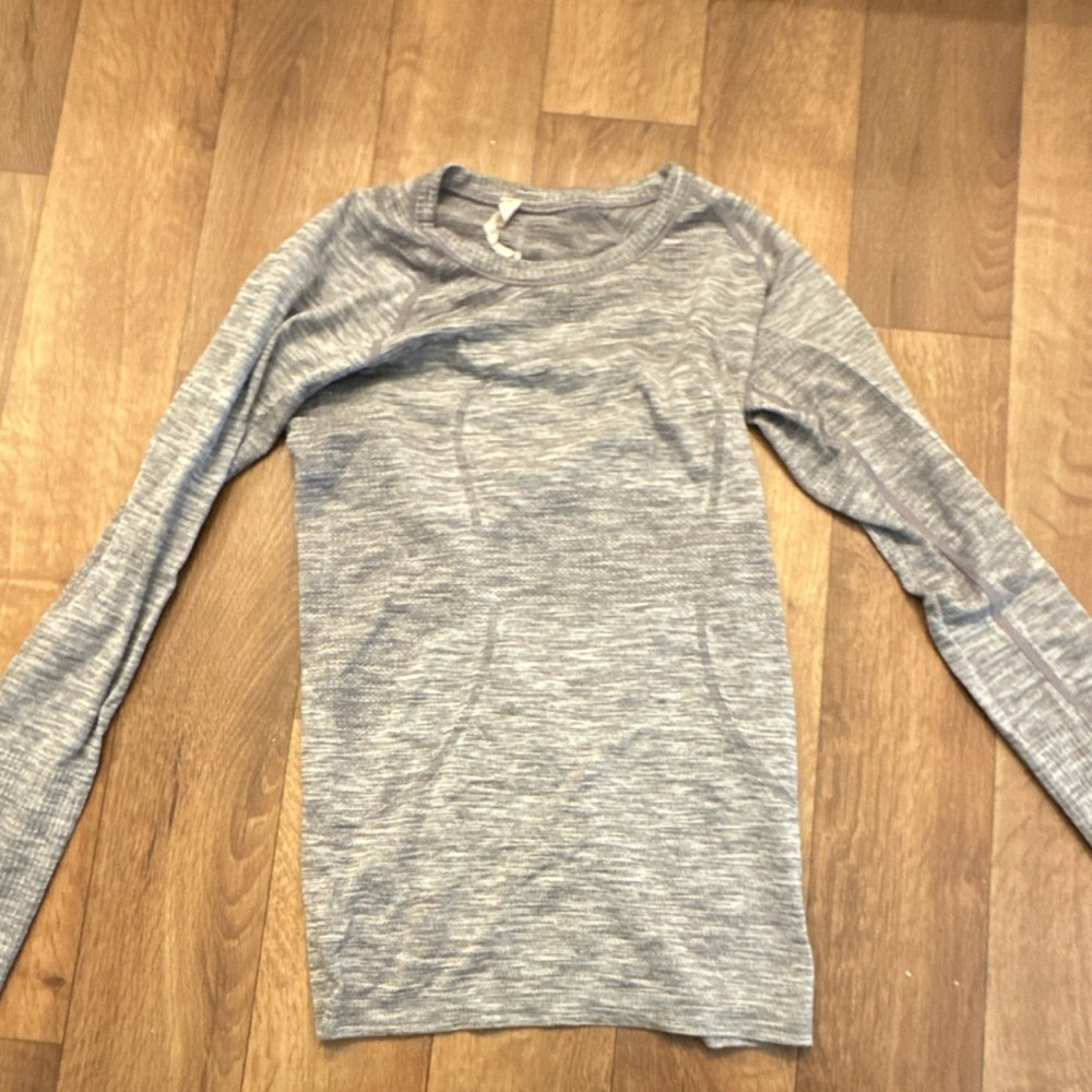 Lululemon Women's Gray Long Sleeve T-Shirt Crew Neck Size 4, Stretch Material