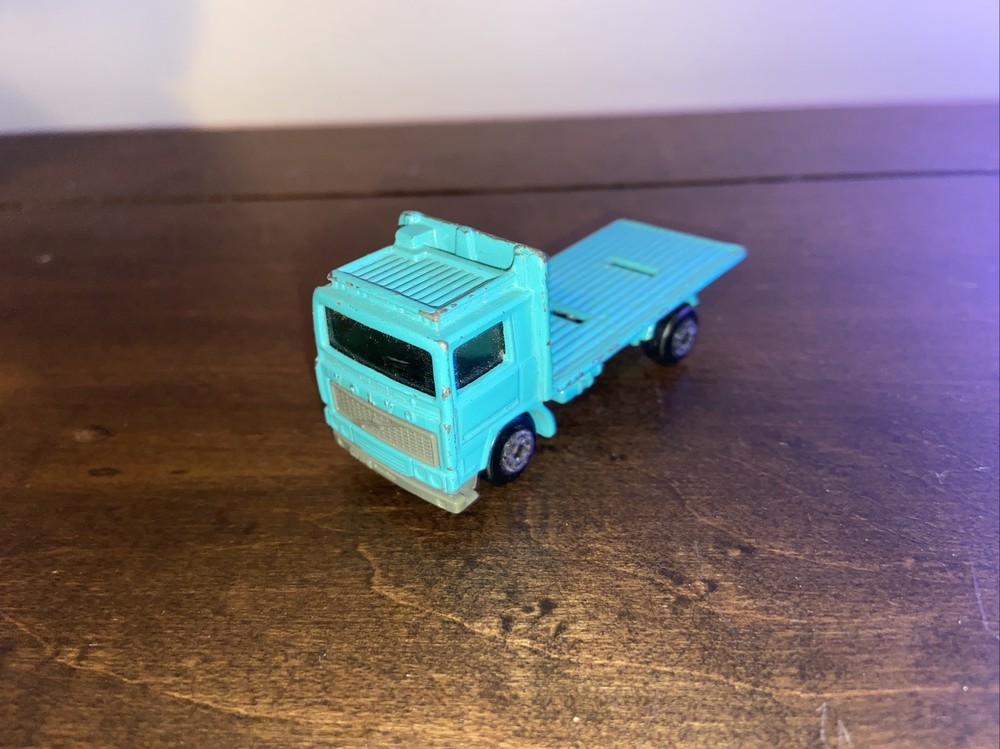 1981 MATCHBOX 1:90 Diecast White Volvo Flatbed Local Big Rig Truck - Rare Blue