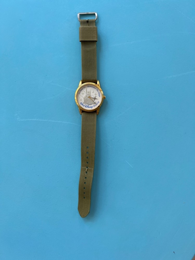 1997 Disney World 25 watch green band no battery runs great