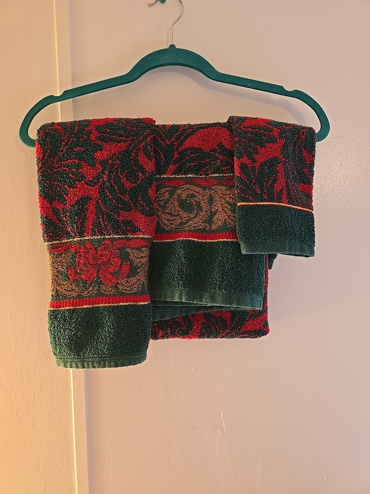 Santens 3-Piece 100% Cotton Christmas Towel Set in Red Gold Green