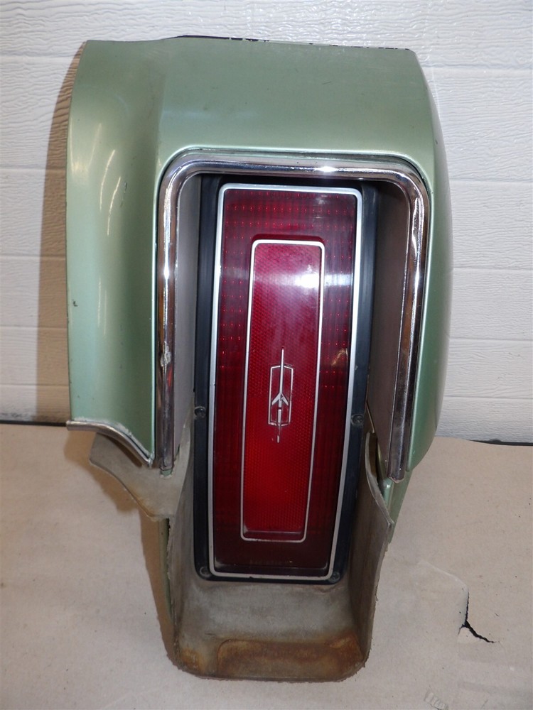 RH TAILLIGHT & QUARTER PANEL EXTENSION OLDSMOBILE CUTLASS 1973 w/rocket emblem