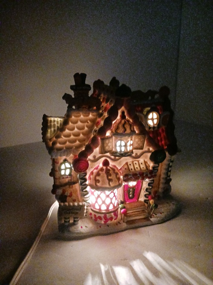 Lemax Sugar N Spice Gingerbread Cottage Christmas Village with Lights