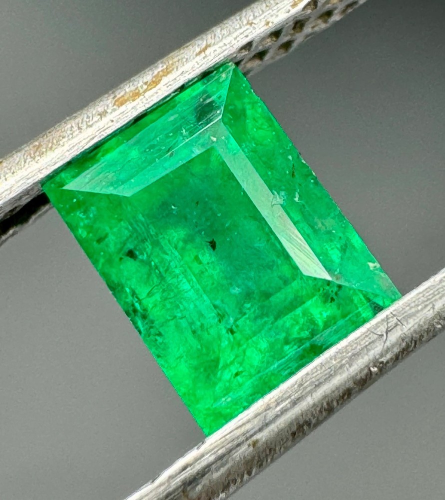 0.65ct Natural Vivid Green Swat Emerald Loose Gemstone Top Quality