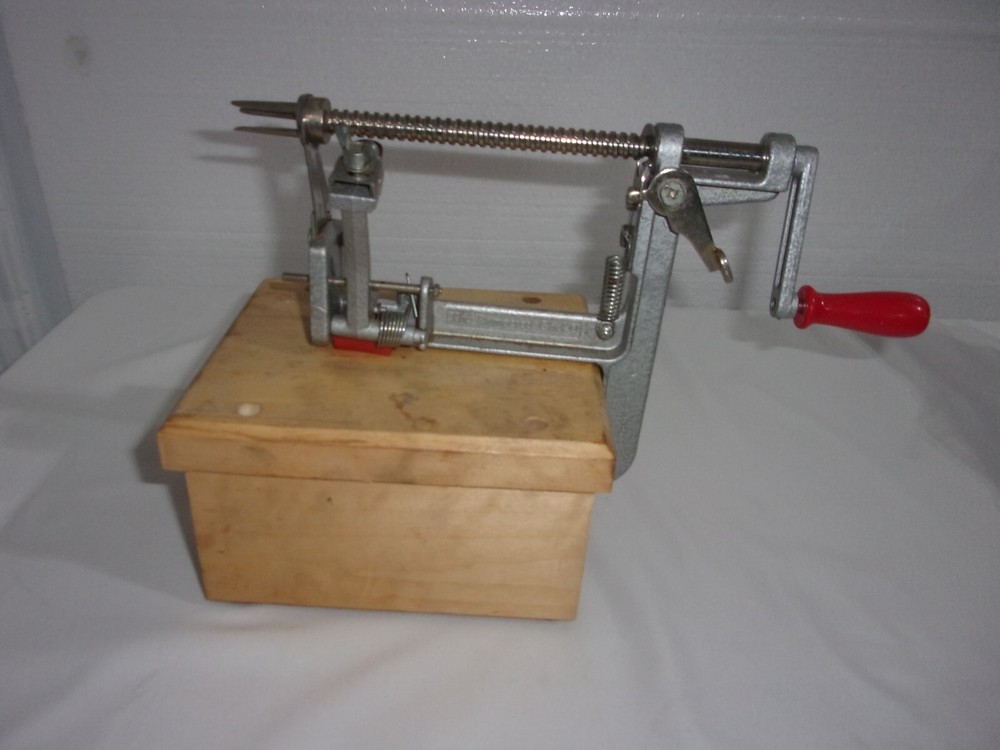 Pampered Chef Apple Peeler Corer Slicer with Wooden Stand Hand Crank