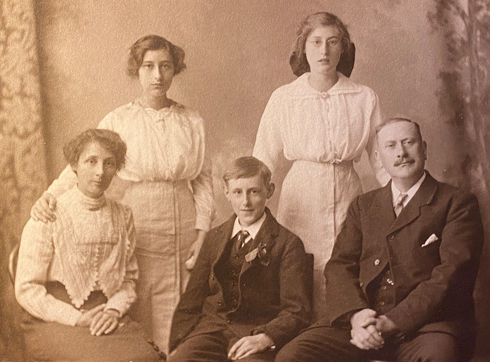 1900s FAMILY PORTRAIT antique 8x11 mounted photograph READING, PENNSYLVANIA