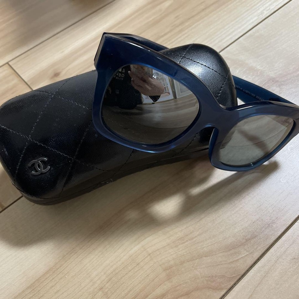 Chanel Navy Cat Eye Sunglasses with Logo Case 5.6