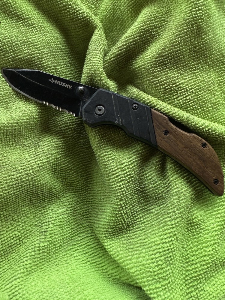 Husky retractable folding utility knife with durable blade