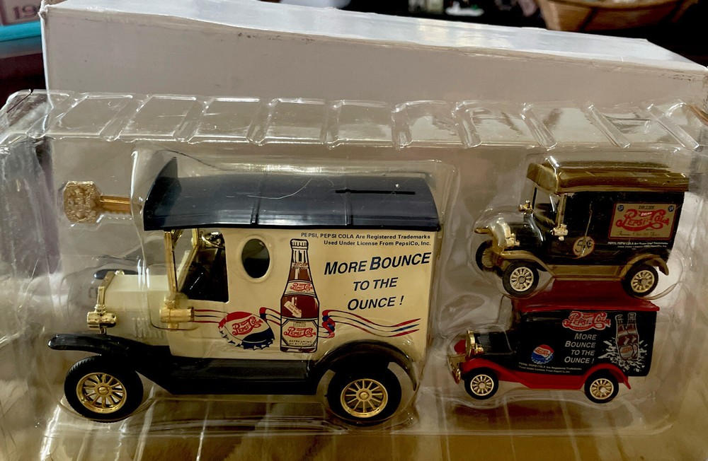Golden Wheel Pepsi-Cola Delivery Truck Coin Bank Piggy Bank Diecast Plus 2 Mini