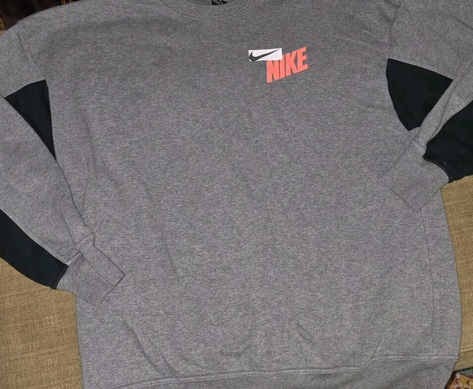 Nike Dri-Fit Gray Black Long Sleeve Crew Neck Logo Sweatshirt Medium for Men Ideal for Fitness