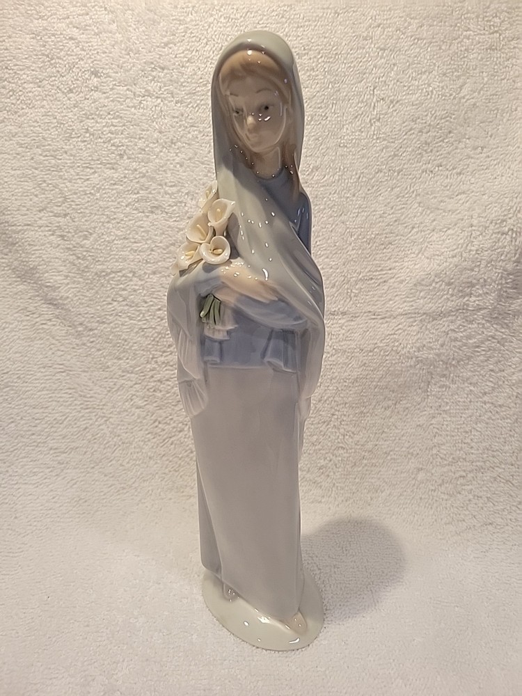Vintage 1978 Llardo Daisa Porcelain Sculpture Girl with Calla Lilies 9.5 Inch