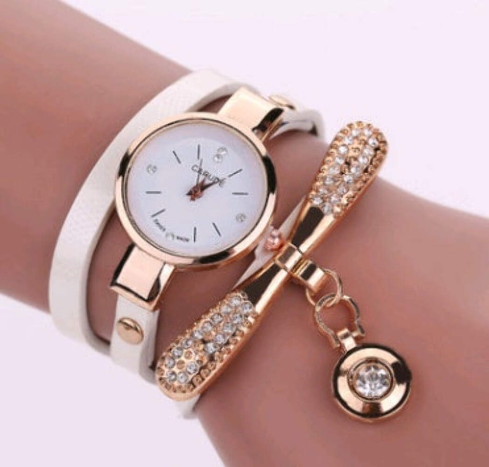 Chic Quartz Women's Watch with Casual Three-Ring Winding Bracelet and Silicone S