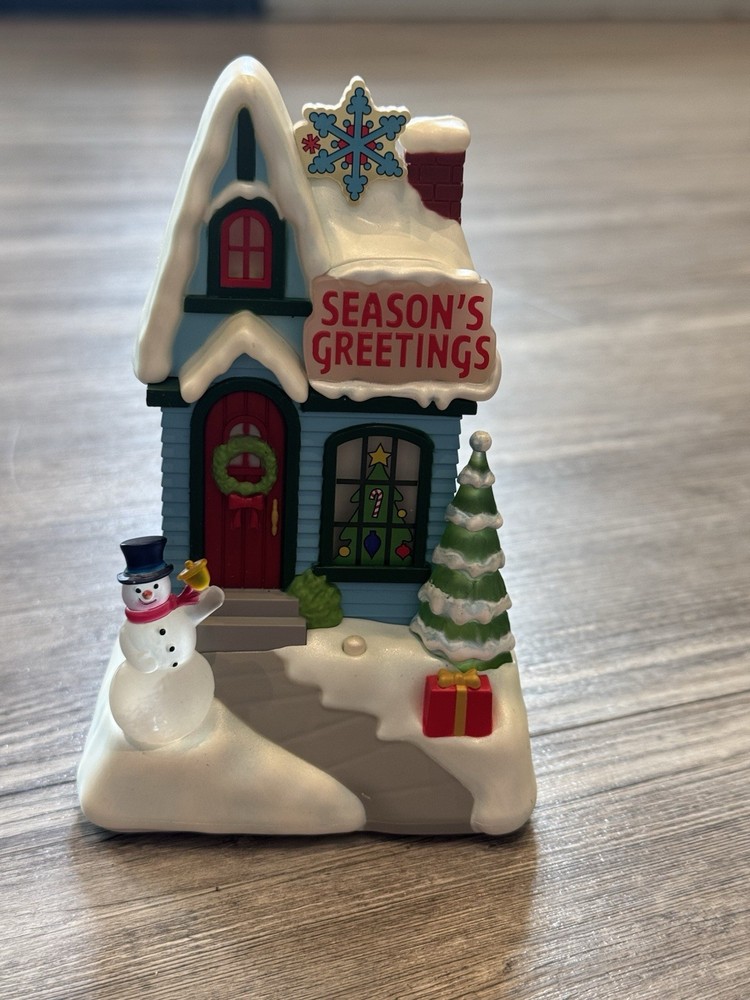 Hallmark 2009 Light and Music Caroling Cottages Holiday Decoration