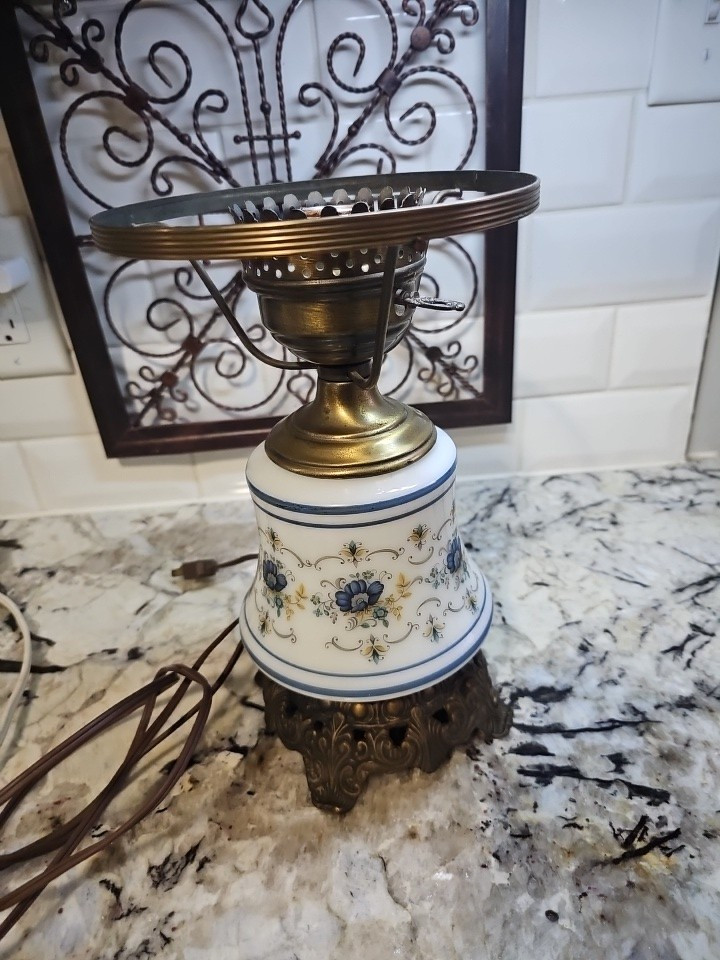 Vintage 1973  Quoizel Hurricane Lamp Abigail Adams Floral Blue White Tested