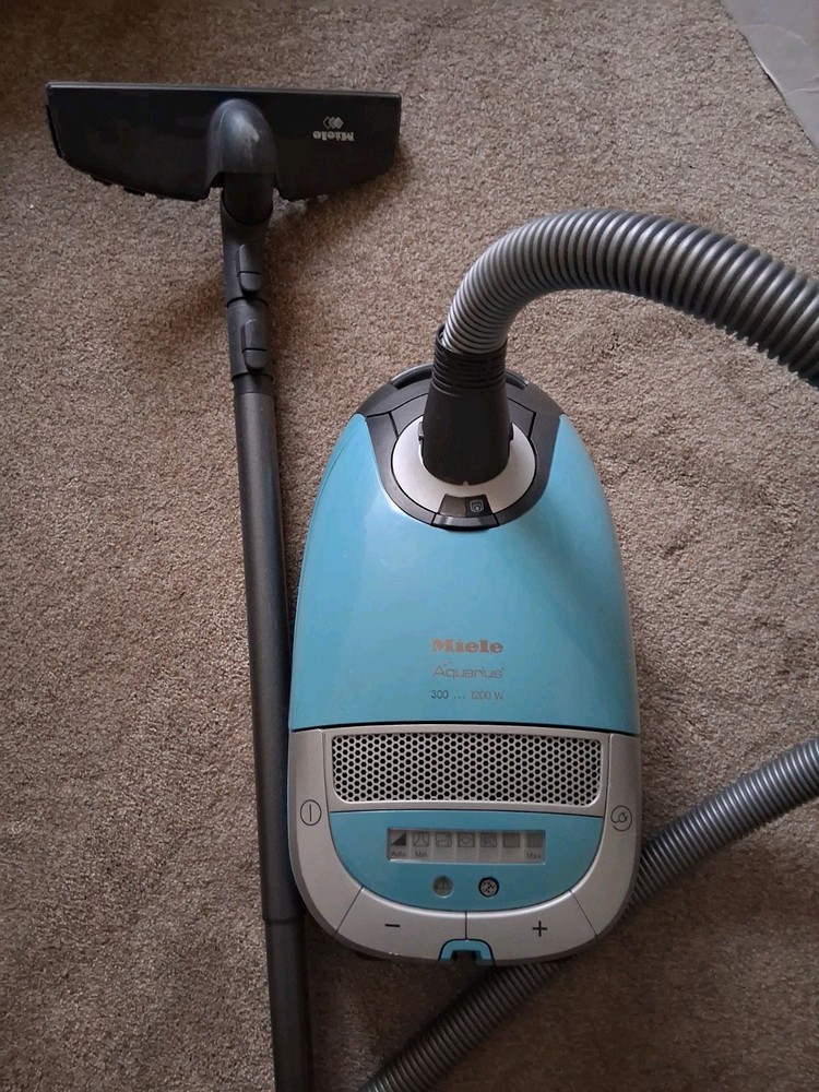 Miele S5580 Canister Vacuum (read)