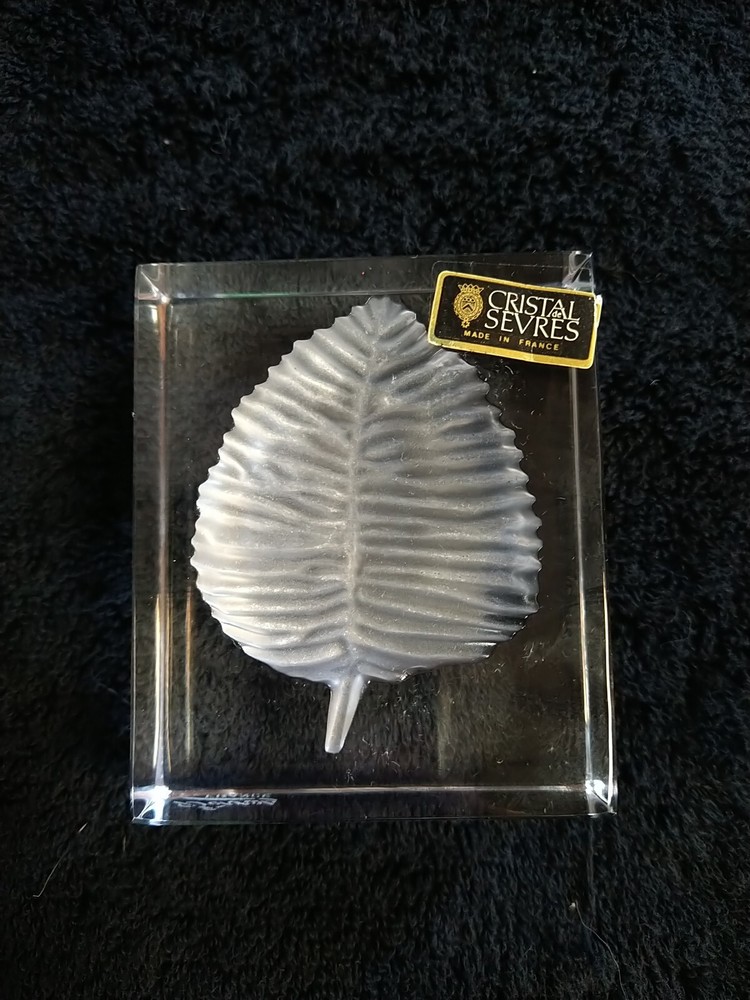 フレンチセブレスクリスタルエッチングフロストリーフペーパーウェイト。 ビンテージ。 フランス製