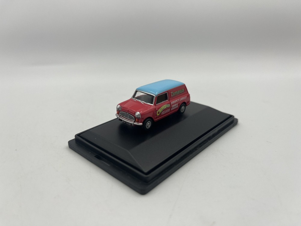 1:76 Oxford Diecast Chipperfields Mini Van CH011 - Cased