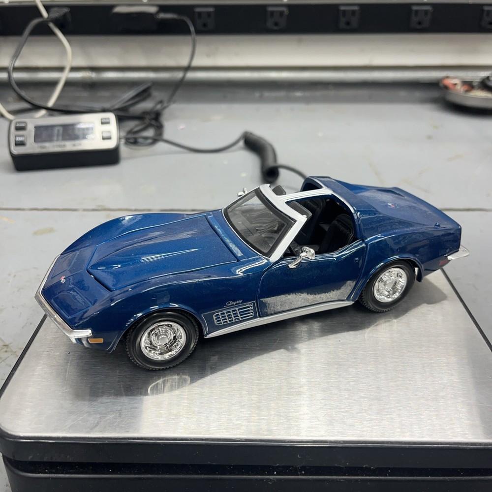 Maisto Diecast Model Blue 1970 Corvette Stingray Coupe 1/24 Scale