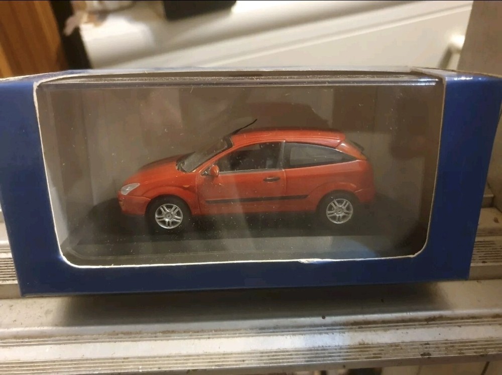 Minichamps 1/43 Ford Focus Mk1 3 Door 2002 Red Metallic Diecast Scale Model Car