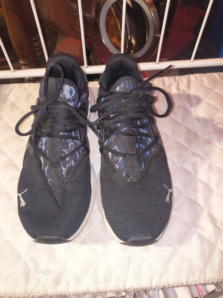 Black Pumas Women Size 10
