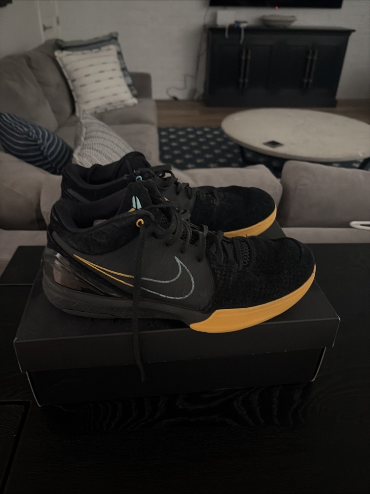 Kobe 4 Black/gold Size 10.5 (used) Not Original Box