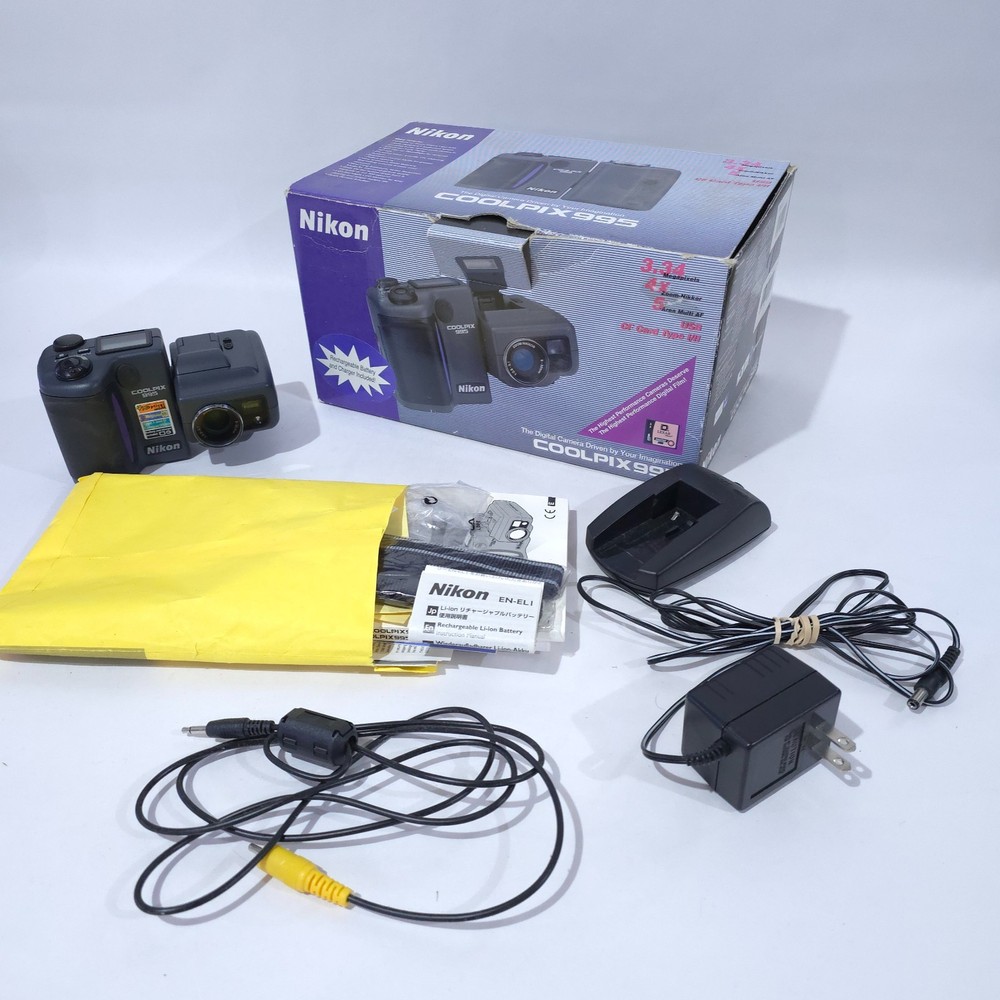 Nikon COOLPIX 995 3.2MP Digital Camera - Black
