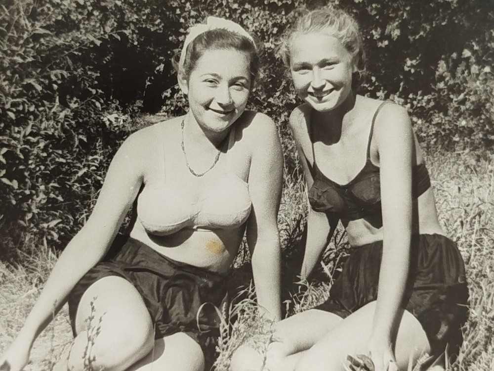 Vintage Photo - Beautiful Women - Swimsuits - Beach Scene #28