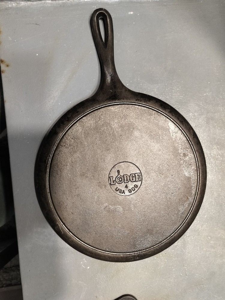 Lodge 10.5-Inch Pre-Seasoned Cast Iron Round Griddle Pan