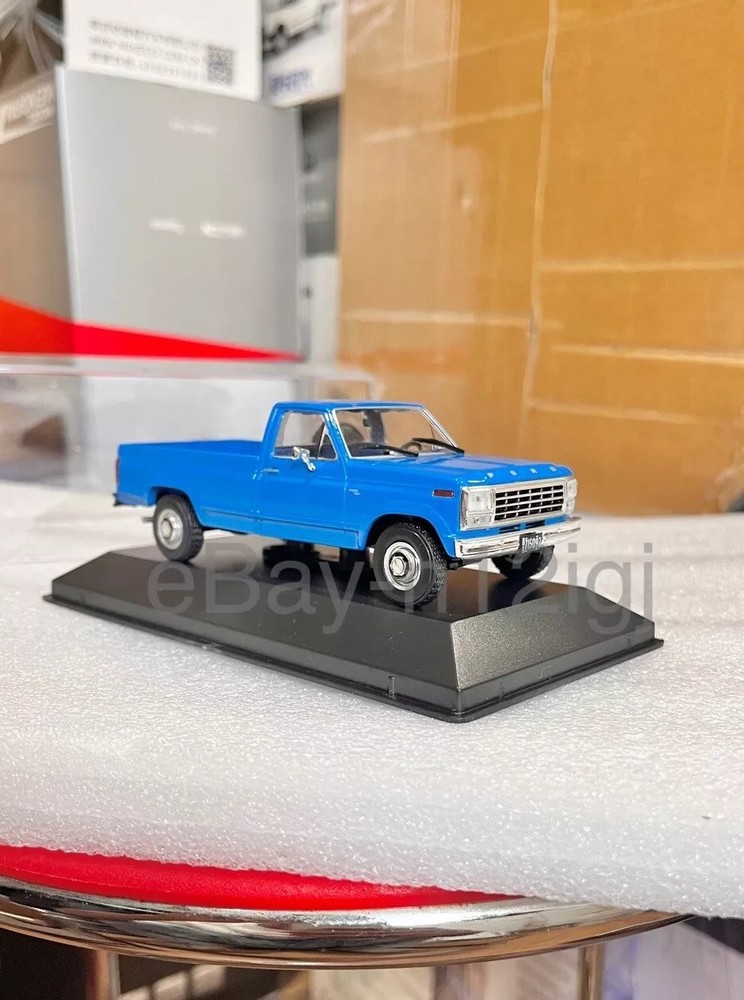 1:43 Scale Ford F-250 Pickup Truck Diecast Model Car With Display Cover