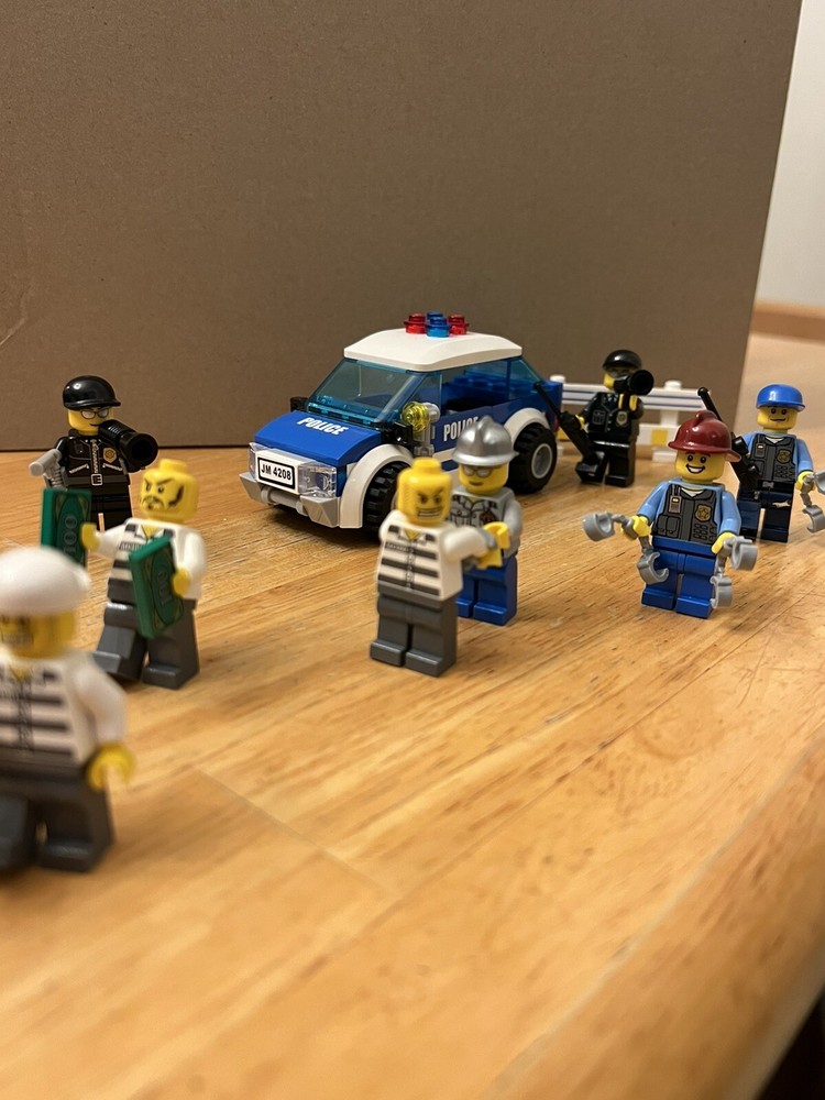 LEGO CITY Police Car 7236 Modified with 3 Robbers and 5 Officers