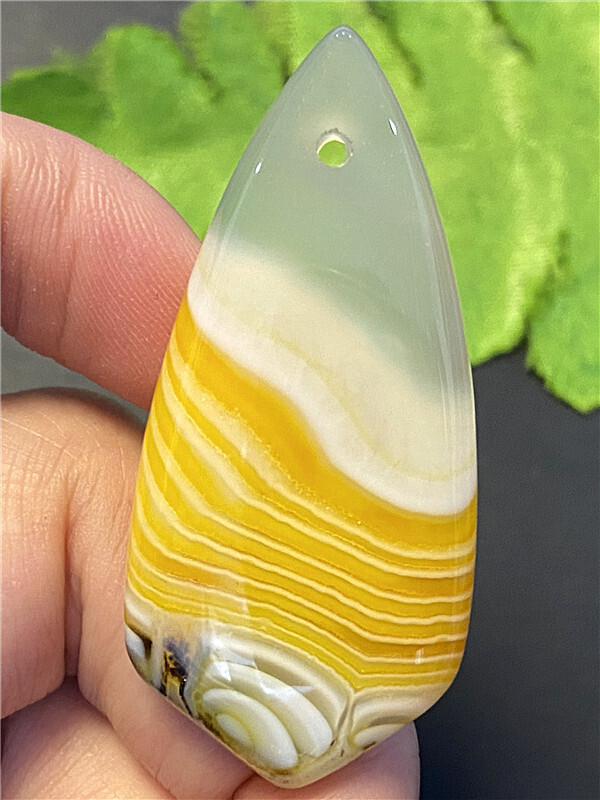 Stunning 47x21x6mm Yellow White Striped Agate Shield Pendant Bead KU38583