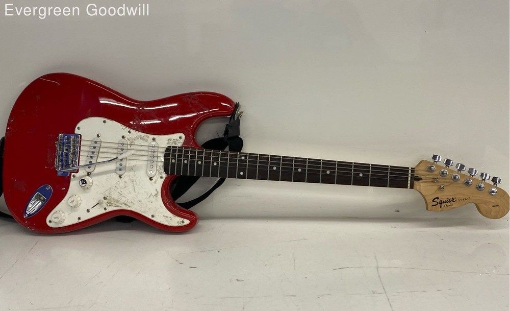 Squier by Fender Strat Affinity Series Electric Guitar Red w/ Gig Bag