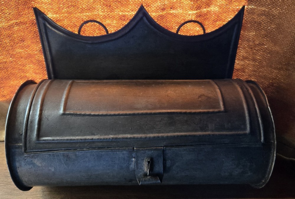 ANTIQUE METAL MAILBOX ROUND