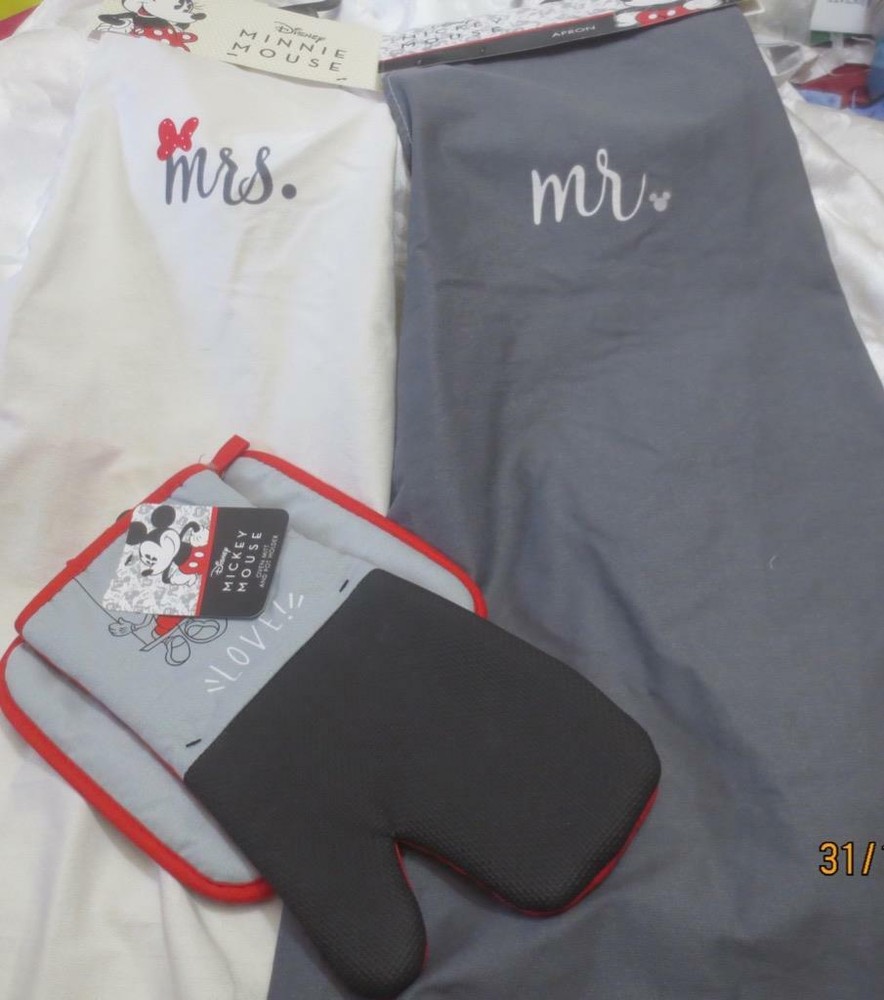 Disney Mickey & Minnie Mouse Mr & Mrs Apron/Oven Mitt set Wedding/Shower Gift