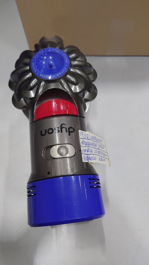 Dyson V7 V8 Vacuum with Weak Battery and Signs of Use No Accessories