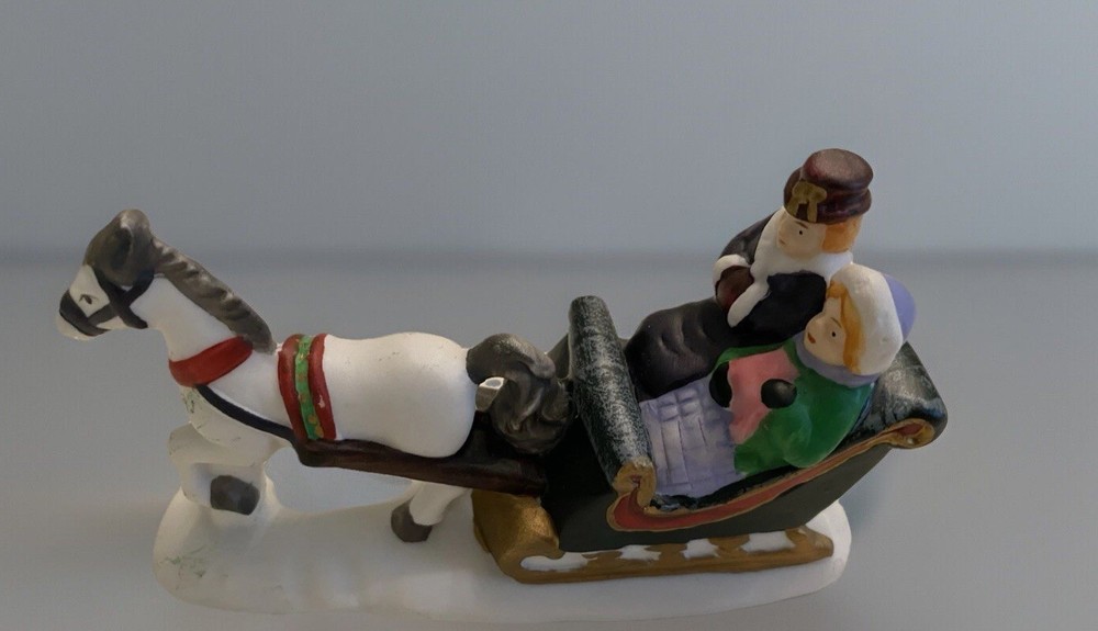 Lemax Caddington Village Christmas Set with Sleigh Fountain Mini Bar and Trees 14 Pieces