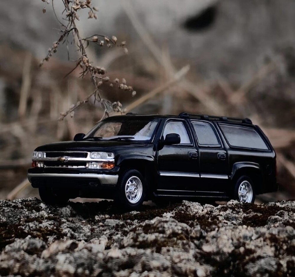 MK 1:64 2003 Black Suburban Full Size SUV Sports Model Diecast Metal Car