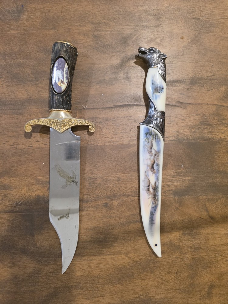 Collectable Wolf Dagger with Detailed Blade Sheath and American Knife Set
