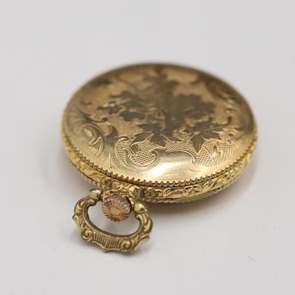 Vintage Waltham Gold Hand-Wound Round Pocket Watch with Classic Dial