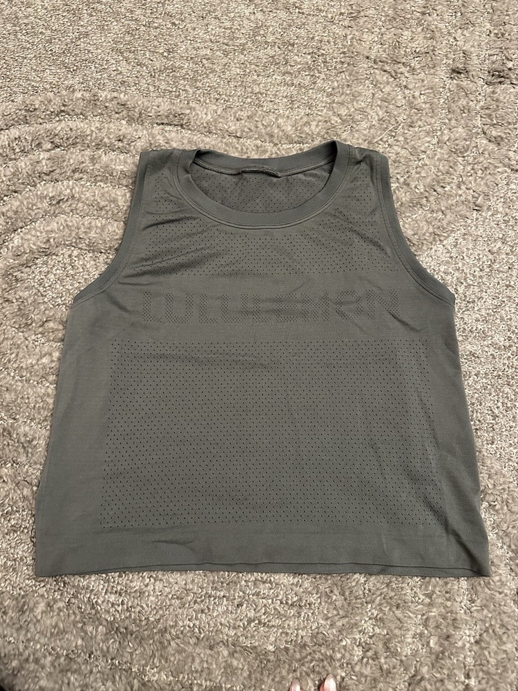 Lululemon Breeze By Muscle Crop Tank in Grey Sage Green size 6-8 rare find