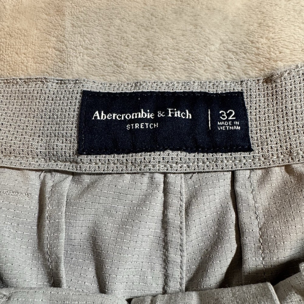 Abercrombie & Fitch mens grey stretch flat front shorts - size 32
