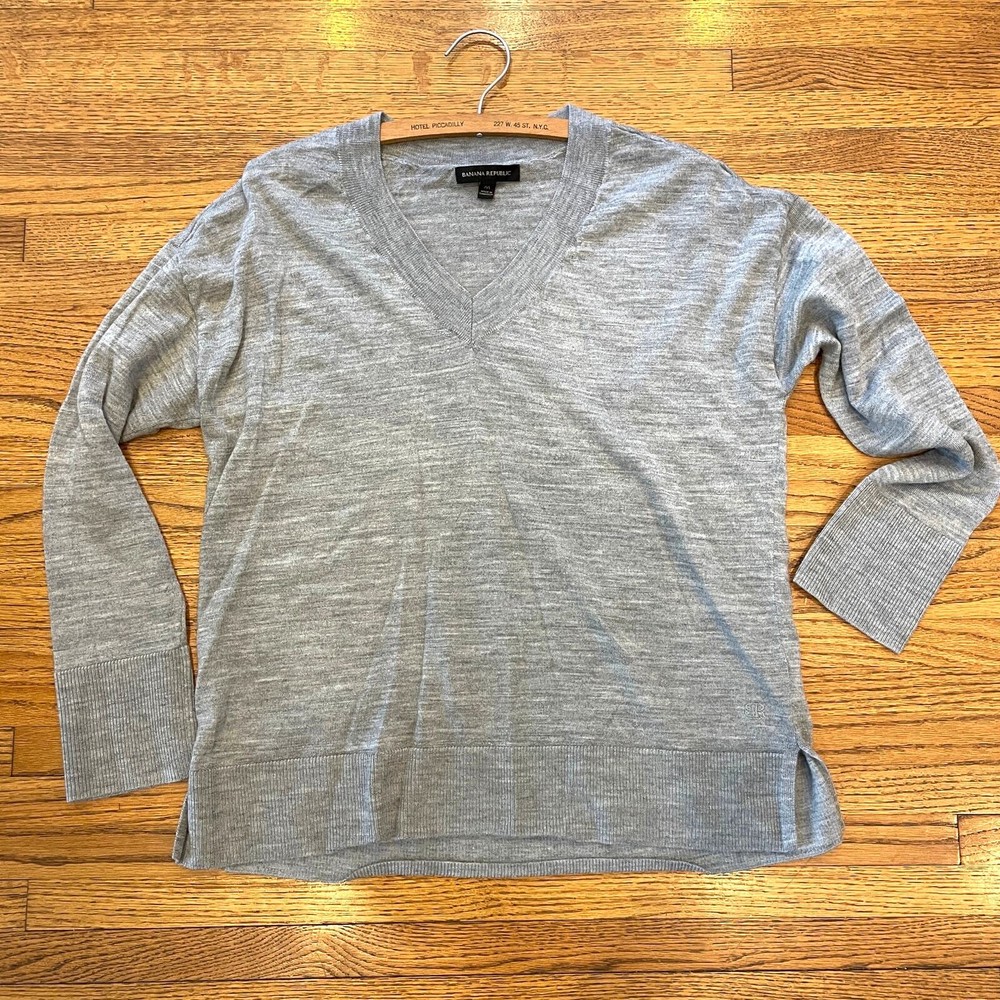 Banana Republic Womens Gray V-Neck Merino Wool Sweater Size M Excellent Condition