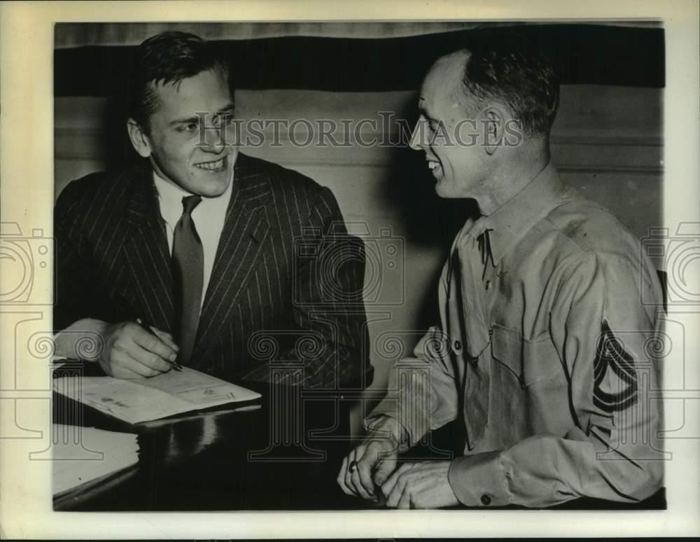 1942 Press Photo Peter V Saltonstall talks with US Marine Sergeant Louis Kinder
