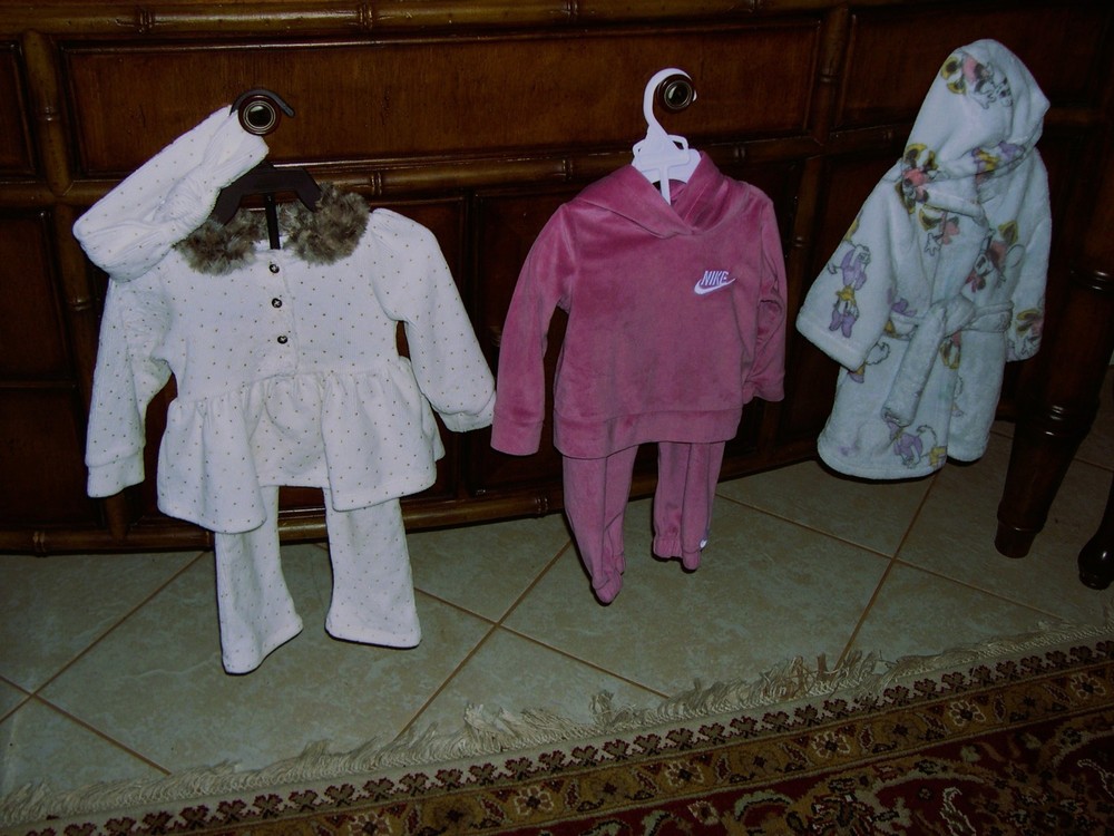 EUC HUGE Lot of Baby Girls  Clothes 22 Pieces Size 12 Months