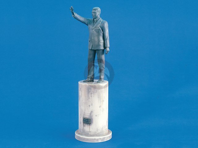 Verlinden 1/35 Saddam Hussein Statue Firdos Square Baghdad before Toppling 1972