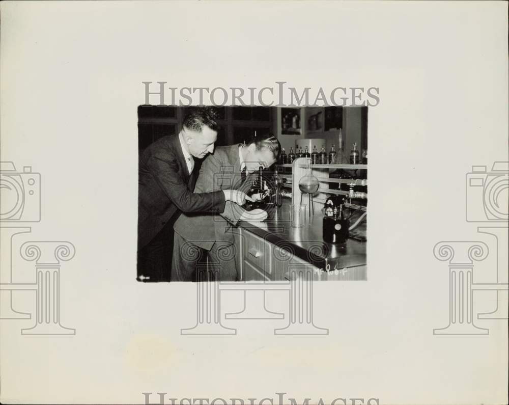 Press Photo James Cagney uses microscope to train with Frank Gompert for 