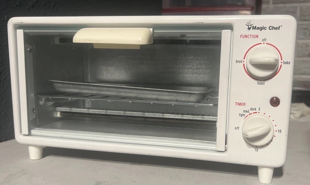 Magic Chef Mini Toaster Oven & Broiler Model 678 White with Rack & Tray - Clean!
