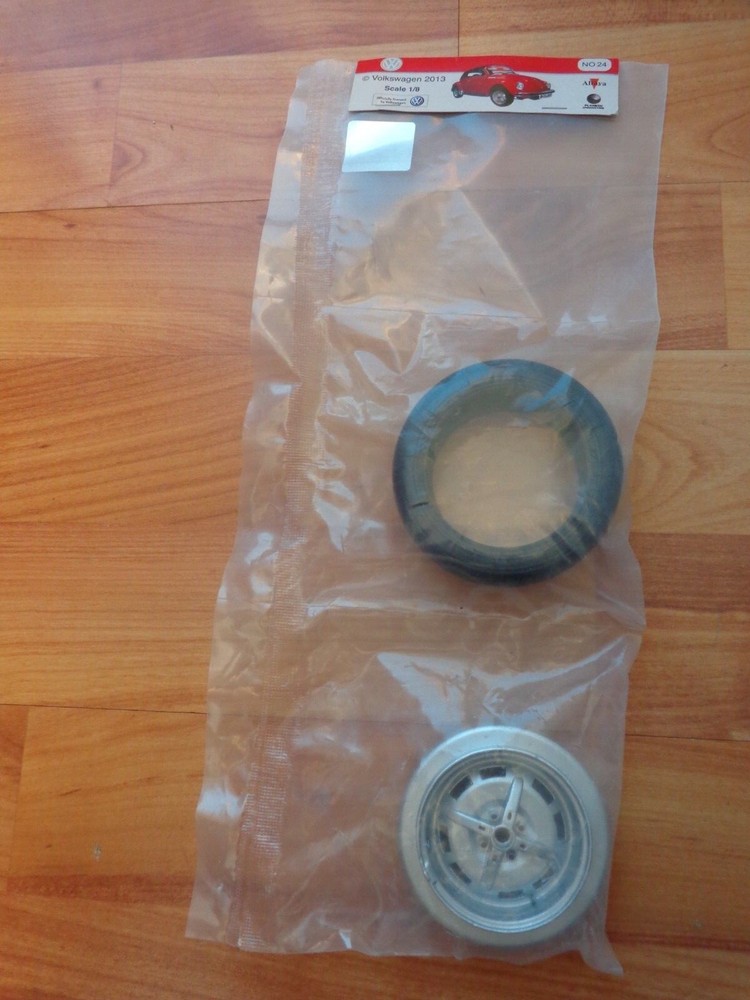 DEAGOSTINI BUILD YOUR OWN VW BEETLE 1303 CABRIOLET CAR #24 RIGHT REAR WHEEL